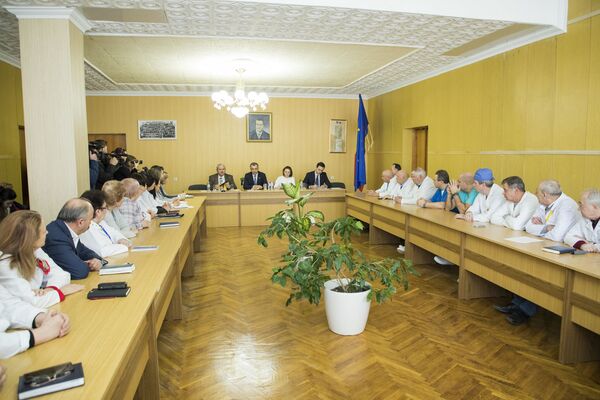 Ion Chicu a efectuat vizite la Sângerei și Bălți: Ce a discutat cu Renato Usatîi - Foto Ion Chicu a efectuat vizite la Sângerei și Bălți: Ce a discutat cu Renato Usatîi - Foto - Sputnik Moldova