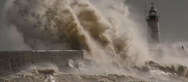 Valuri lovinduse de zidul portului din Newhaven - Sputnik Moldova-România