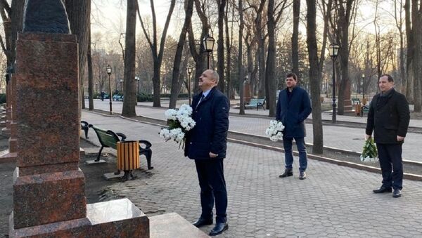 Ministrul Educației, Culturii și Cercetării, Corneliu Popovici, a depus flori la bustul lui Grigore Vieru  - Sputnik Moldova