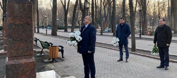 Ministrul Educației, Culturii și Cercetării, Corneliu Popovici, a depus flori la bustul lui Grigore Vieru  - Sputnik Moldova