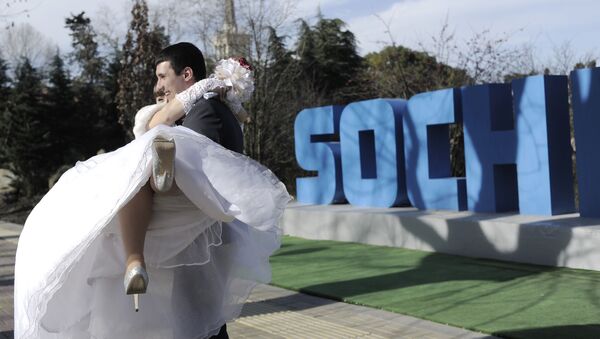 Молодожены у надписи Sochi 2014 после регистрации брака в ЗАГС центрального района Сочи. - Sputnik Moldova-România