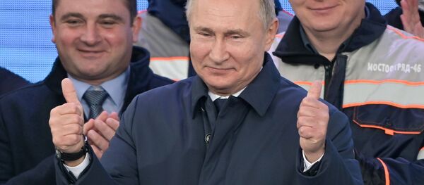 Президент России Владимир Путин на церемонии открытия движения по железнодорожной части Крымского моста Президент России Владимир Путин на церемонии открытия движения по железнодорожной части Крымского моста - Sputnik Moldova