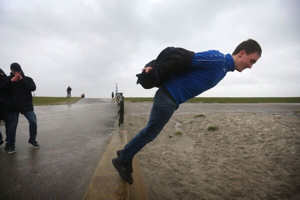Мужчина во время шторам Сиара в Нидерландах - людей просто сдувает шквалистым ветром. - Sputnik Moldova