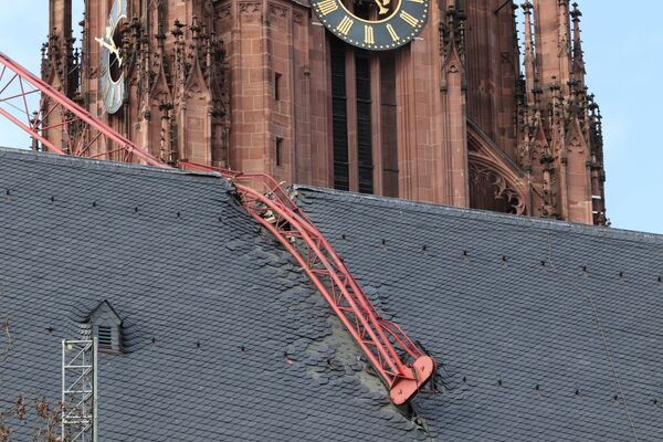 Упавший кран на крышу собора после шторма Сиара в Германии. - Sputnik Moldova
