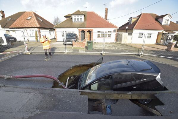 Автомобиль в воронке после прохождения шторма Сиара в Англии.  - Sputnik Moldova