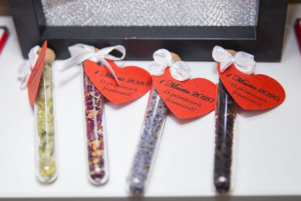 Un accesoriu mereu la modă: Cum iau naștere mărțișoarele handmade ale Inesei Munteanu Un accesoriu mereu la modă: Cum iau naștere mărțișoarele handmade ale Inesei Munteanu - Sputnik Moldova
