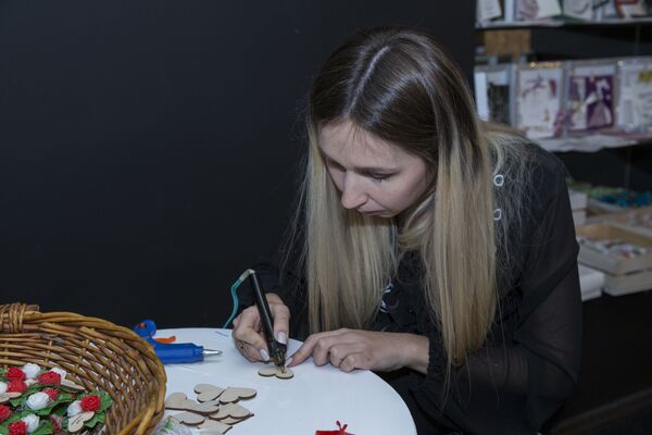 Un accesoriu mereu la modă: Cum iau naștere mărțișoarele handmade ale Inesei Munteanu Un accesoriu mereu la modă: Cum iau naștere mărțișoarele handmade ale Inesei Munteanu - Sputnik Moldova