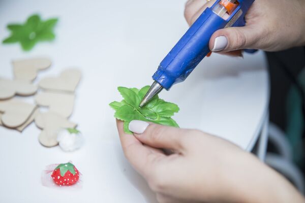 Un accesoriu mereu la modă: Cum iau naștere mărțișoarele handmade ale Inesei Munteanu Un accesoriu mereu la modă: Cum iau naștere mărțișoarele handmade ale Inesei Munteanu - Sputnik Moldova