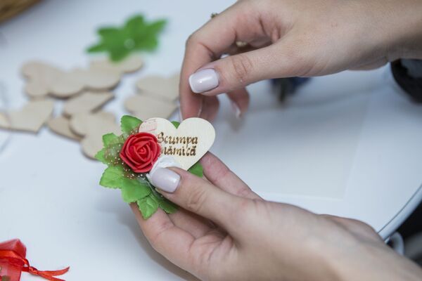 Un accesoriu mereu la modă: Cum iau naștere mărțișoarele handmade ale Inesei Munteanu Un accesoriu mereu la modă: Cum iau naștere mărțișoarele handmade ale Inesei Munteanu - Sputnik Moldova