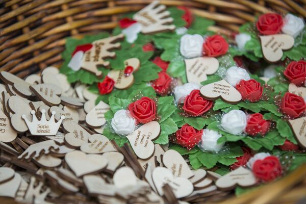 Un accesoriu mereu la modă: Cum iau naștere mărțișoarele handmade ale Inesei Munteanu Un accesoriu mereu la modă: Cum iau naștere mărțișoarele handmade ale Inesei Munteanu - Sputnik Moldova