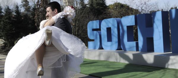 Молодожены у надписи Sochi 2014 после регистрации брака в ЗАГС центрального района Сочи. - Sputnik Moldova