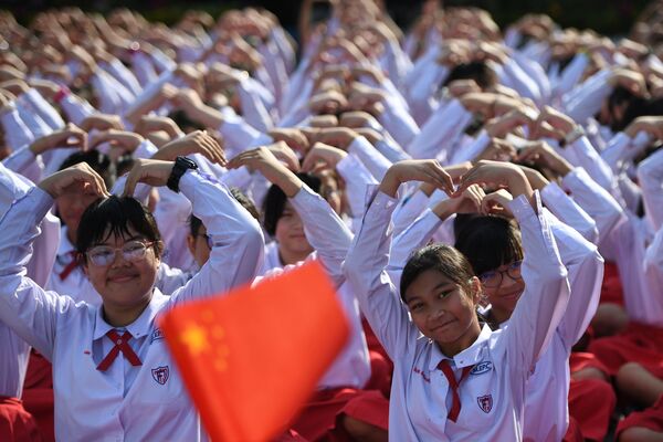 Тайские школьники на акции в поддержку борющегося с коронавирусмом Китая в День святого Валентина в городе Аюттхая, Таиланд - Sputnik Молдова
