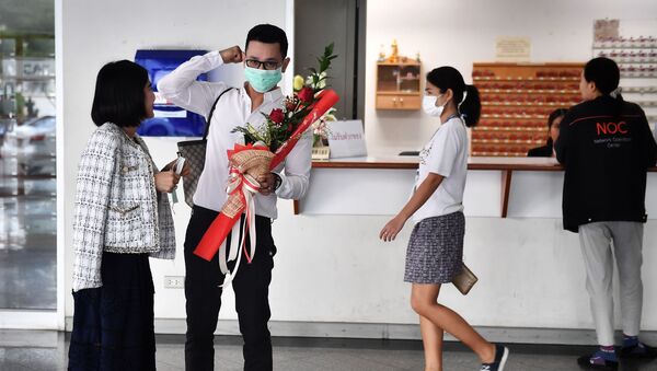 Пара в защитных масках перед регистрацией лицензии на брак в День святого Валентина в Бангкоке, Таиланд - Sputnik Молдова