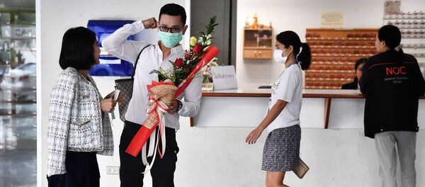 Пара в защитных масках перед регистрацией лицензии на брак в День святого Валентина в Бангкоке, Таиланд - Sputnik Молдова