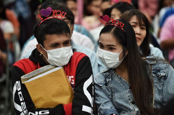 Молодожены в защитных масках на День святого Валентина в Бангкоке - Sputnik Молдова