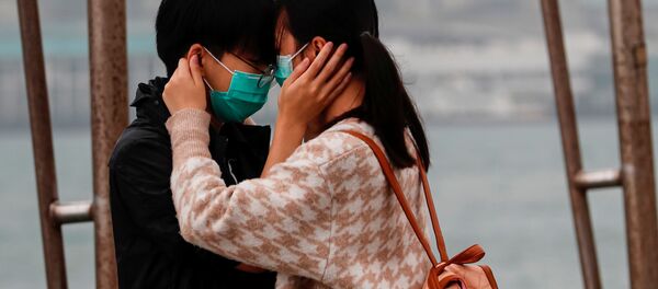 Пара в медицинских масках в День святого Валентина в Гонконге Пара в медицинских масках в День святого Валентина в Гонконге - Sputnik Moldova-România