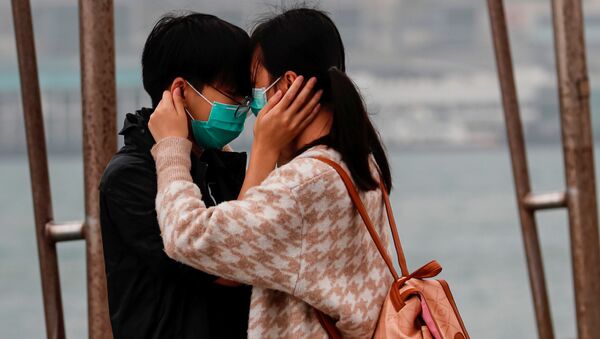 Пара в медицинских масках в День святого Валентина в Гонконге - Sputnik Moldova-România