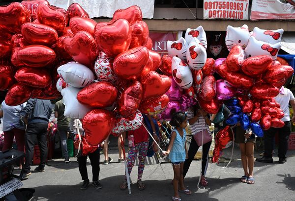 Продажа надувных шаров на День святого Валентина в Маниле - Sputnik Молдова