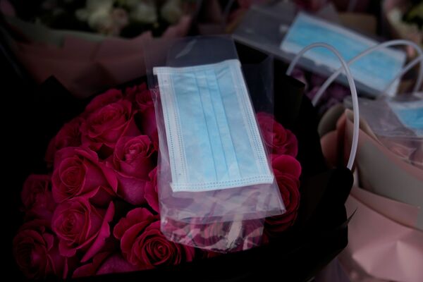 Букеты цветов с медицинскими масками в цветочном магазине Шанхая - Sputnik Молдова