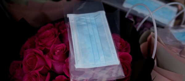 Букеты цветов с медицинскими масками в цветочном магазине Шанхая - Sputnik Moldova