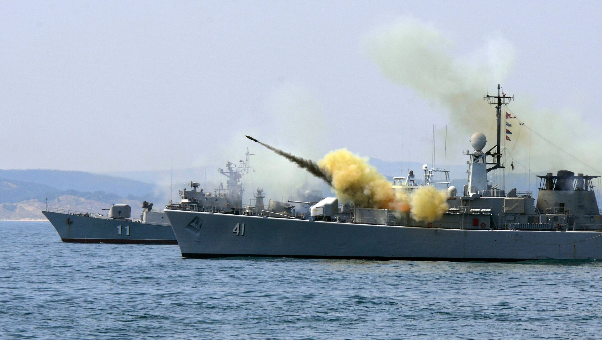 An anti-submarine rocket blasts off a rocket launcher from the Bulgarian navy frigate Drazki during the BREEZE 2014 military drill in the Black Sea - Sputnik Moldova-România, 1920, 07.06.2021