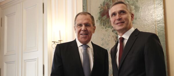 Министр иностранных дел РФ Сергей Лавров и генеральный секретарь НАТО Йенс Столтенберг  во время встречи в Мюнхене. - Sputnik Молдова