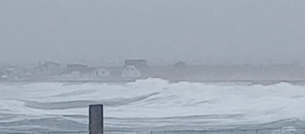 Large waves caused by storm Dennis are seen near Stornoway, Scotland Large waves caused by storm Dennis are seen near Stornoway, Scotland - Sputnik Moldova-România