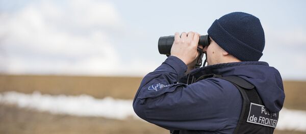 Polițist de frontieră cu binoclu - Sputnik Moldova
