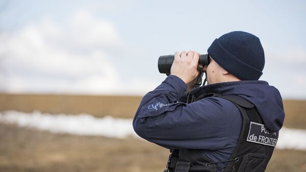 Polițist de frontieră cu binoclu - Sputnik Moldova