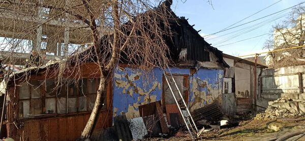O casă a luat foc în Chișinău: Două echipaje de pompieri au intervenit – Video, Foto O casă a luat foc în Chișinău: Două echipaje de pompieri au intervenit – Video, Foto - Sputnik Moldova