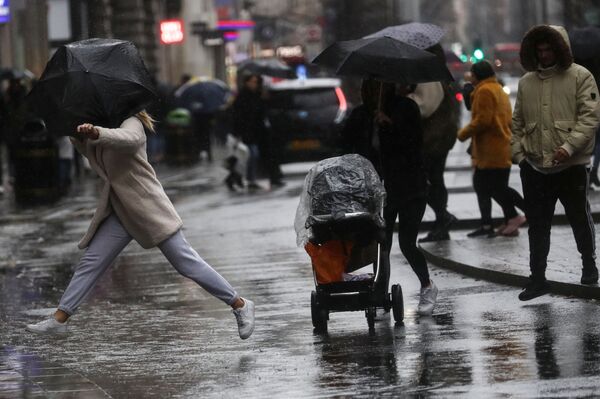 Furtuna Dennis face ravagii în UK: Când se sfârşeşte intemperia - VIDEO Furtuna Dennis face ravagii în UK: Când se sfârşeşte intemperia - VIDEO - Sputnik Moldova-România