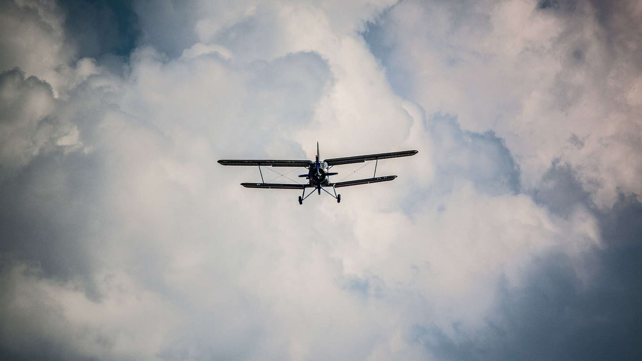 Самолет находящийся в полете преодолевает 165 метров. Самолет. Самолет на фоне неба. Самолет в тумане. Самолет сквозь туман.