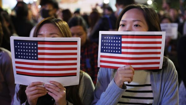 Китайские девушки держат флаги США - Sputnik Молдова