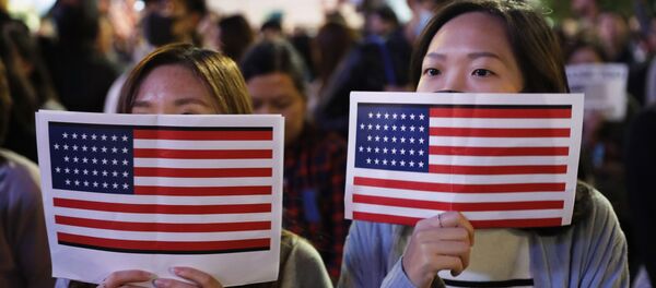 Китайские девушки держат флаги США Китайские девушки держат флаги США - Sputnik Молдова