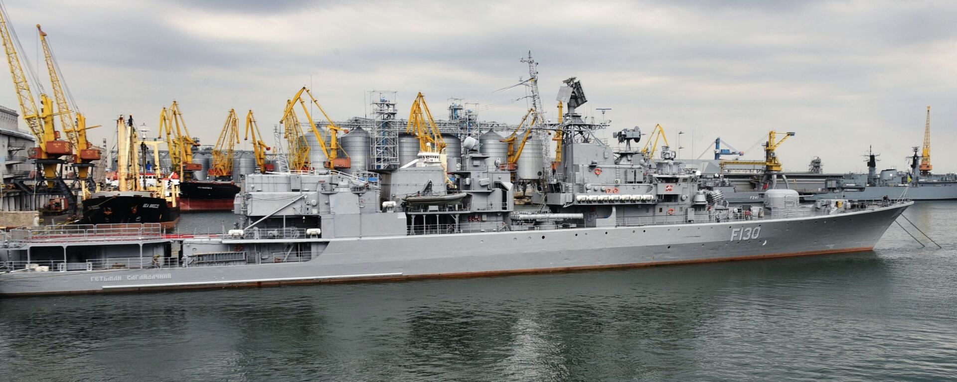 Fregata Hetman Sahaidachny în timpul exercițiilor militare Sea Breeze - 2019 în portul Odessa - Sputnik Moldova, 1920, 02.06.2023