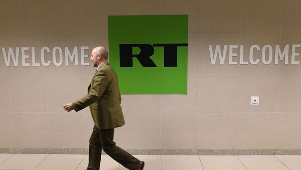 Сотрудник в офисе телеканала Russia Today в Москве - Sputnik Moldova-România