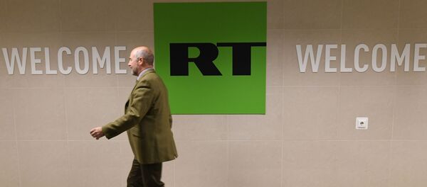 Сотрудник в офисе телеканала Russia Today в Москве - Sputnik Молдова