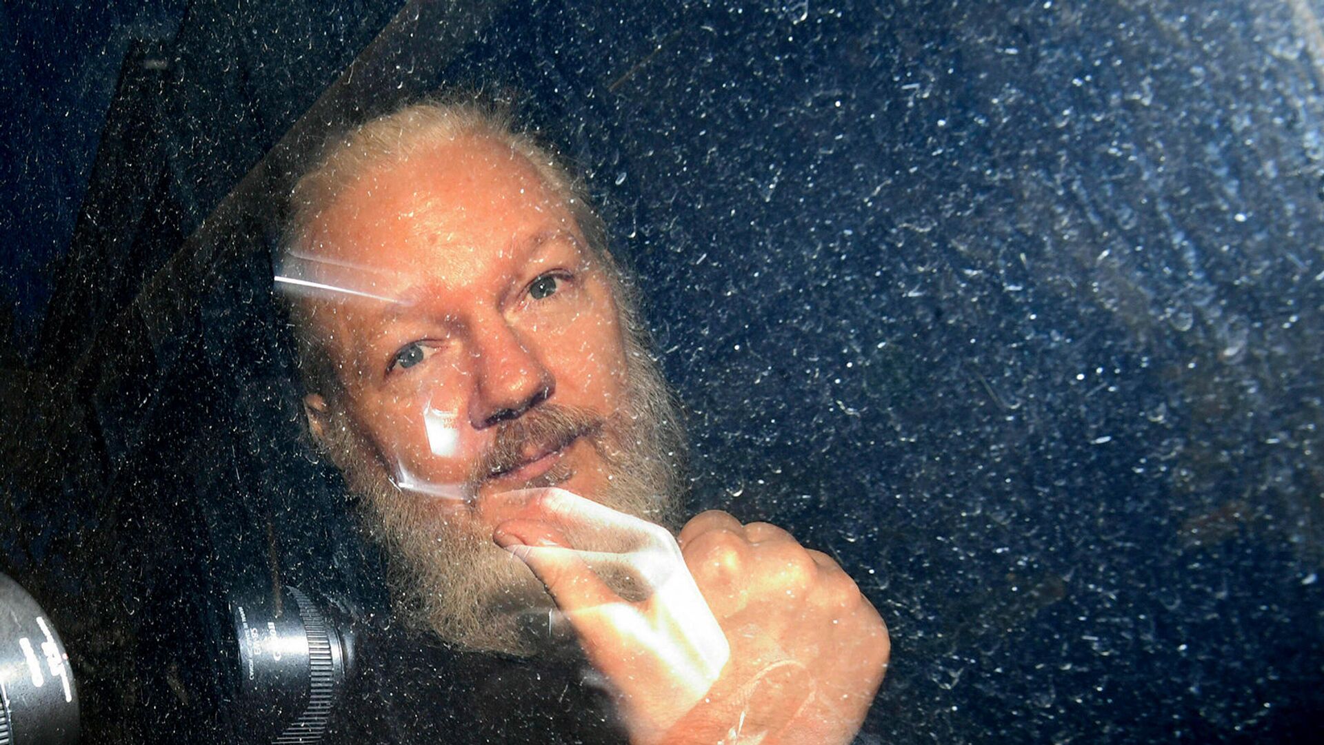 Основатель WikiLeaks Джулиан Ассанж в полицейском автомобиле (11 апреля 2019). Лондон - Sputnik Moldova-România, 1920, 27.09.2021
