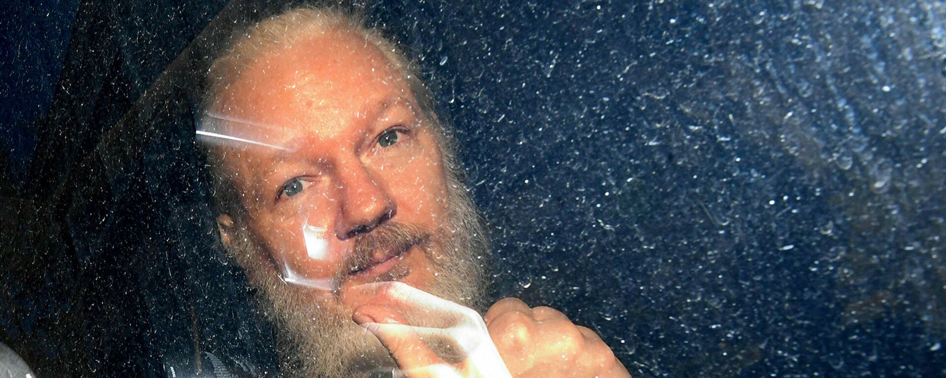 Основатель WikiLeaks Джулиан Ассанж в полицейском автомобиле (11 апреля 2019). Лондон - Sputnik Moldova, 1920, 31.07.2022