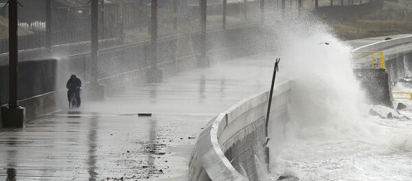 Волны разбиваются над волнорезом - Sputnik Moldova-România