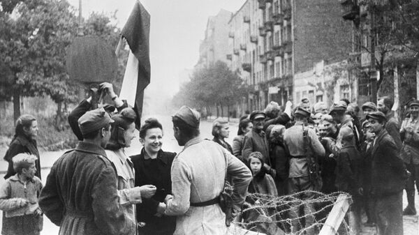 Soldați sovietici și locuitori ai Varșoviei, imagine din Al Doilea Zăzboi Mondial, 1941-1945  - Sputnik Moldova