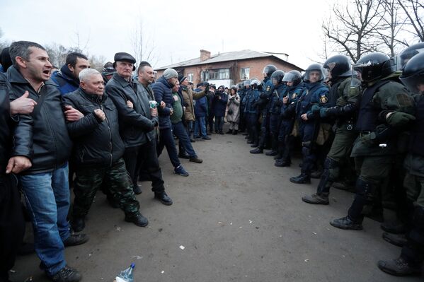 Столкновения протестующих и полиции в Полтавской области, где были размещены эвакуированные из Китая, Украина - Sputnik Молдова