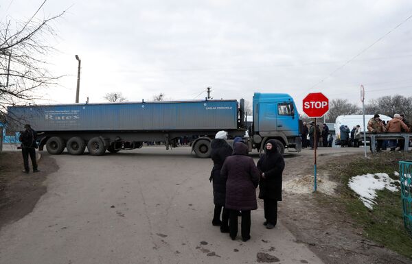 Грузовик перекрывает дорогу во время акции протеста против принятия на карантин эвакуированных из Китая - Sputnik Молдова