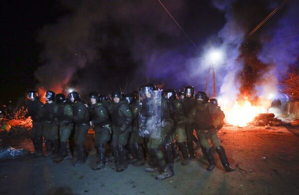 Столкновения протестующих и полиции в Полтавской области, где были размещены эвакуированные из Китая, Украина - Sputnik Молдова