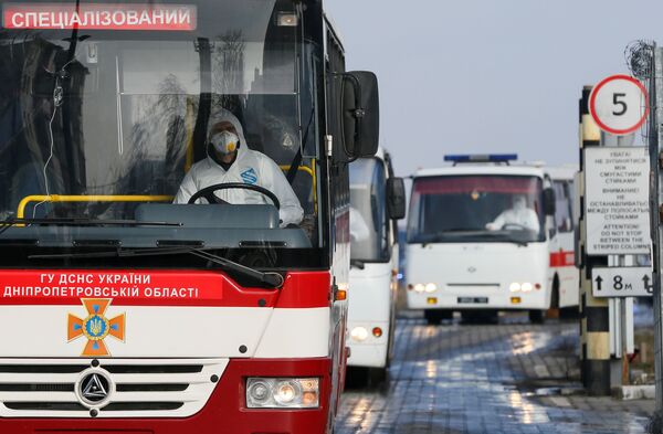 Autobuze cu cetățeni din Ucraina și alte țări, care au fost evacuați din China, pe aeroportul Harkov - Sputnik Moldova