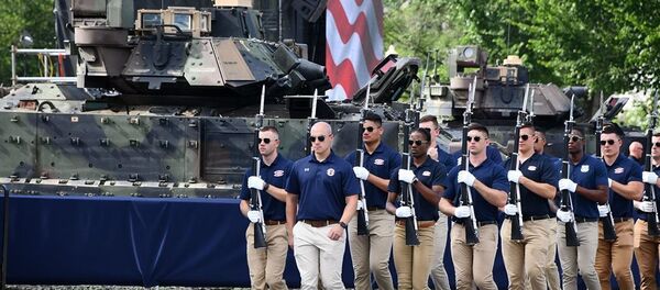 Бронемашины Брэдли, установленные у подножия сцены на Национальной аллее в Вашингтоне - Sputnik Молдова