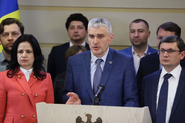 Mărul discordiei: De ce parlamentarii nu au putut găsi o cale de conciliere Mărul discordiei: De ce parlamentarii nu au putut găsi o cale de conciliere - Sputnik Moldova