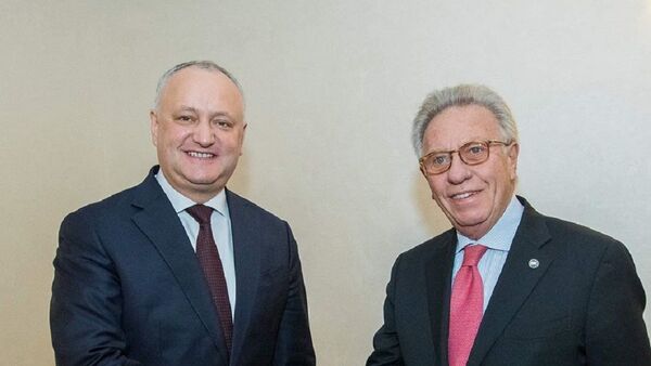 Президент Молдовы Игорь Додон и глава Венецианской комиссии Джанни Букиккьо - Sputnik Молдова