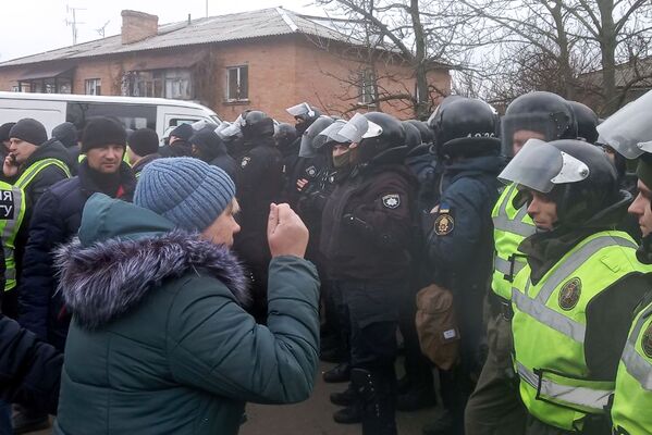 Confruntare dintre protestatari și poliție, în regiunea Poltava, unde au ajuns ucrainenii evacuați din China - Sputnik Moldova-România