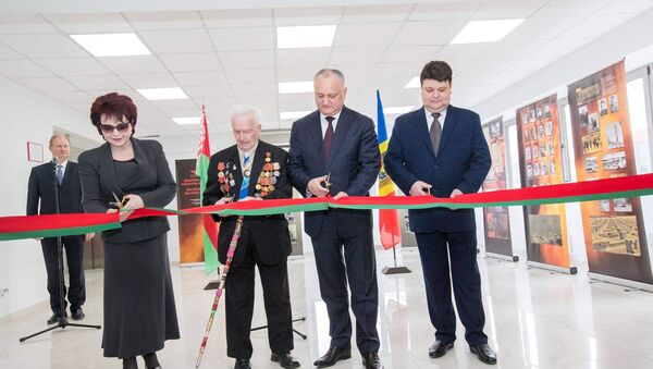 Игорь Додон принял участие в выставке посольства Беларуси в РМ, посвящённой 75-летию Победы. - Sputnik Молдова